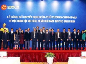 Phó Thủ tướng Nguyễn Xuân Phúc với các thành viên Hội đồng tư vấn cải cách thủ tục hành chính.